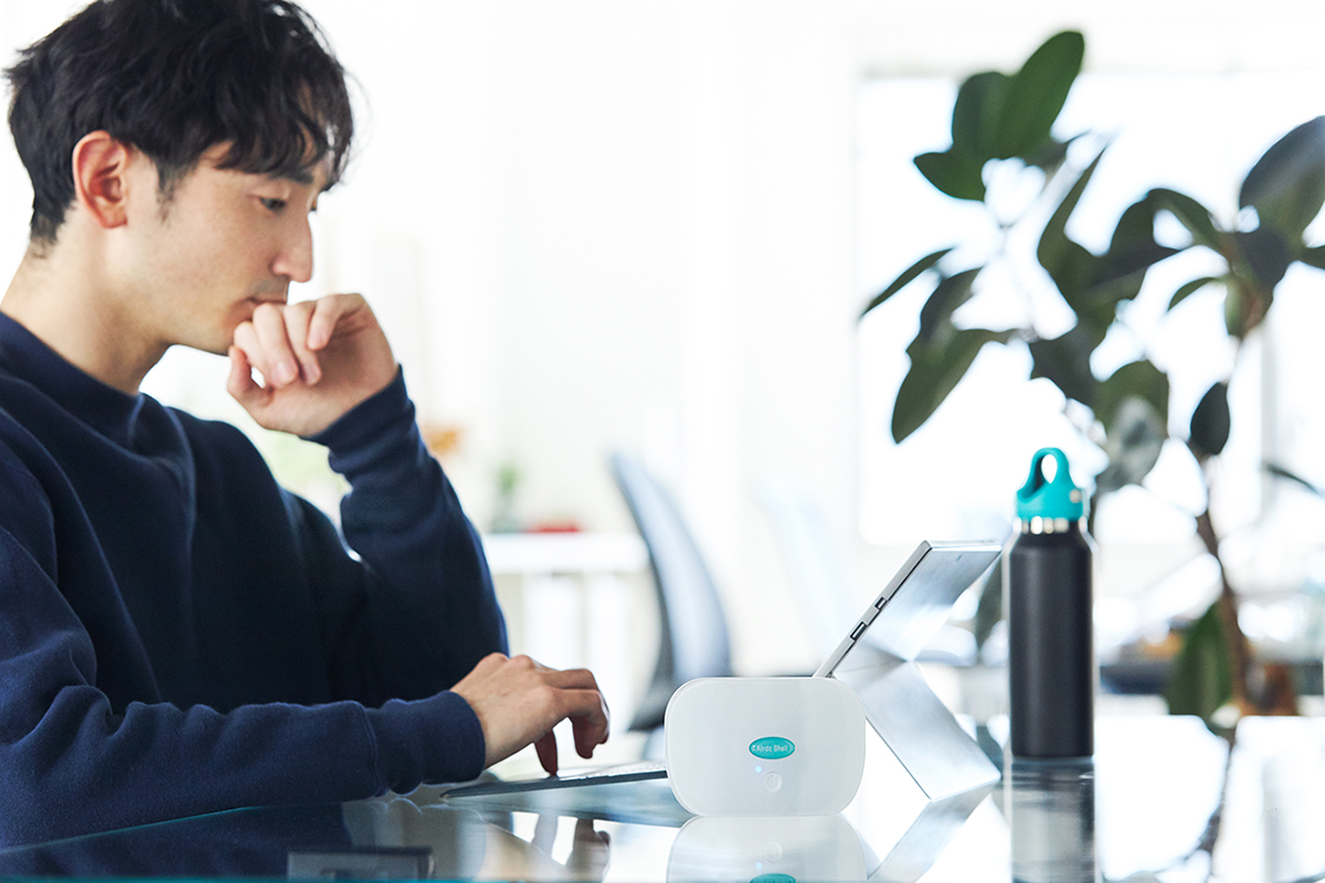 持ち歩ける「オゾン発生器」です。手のりサイズながら、これ1台で、20㎡までの部屋を、除菌・消臭できます。携帯型「オゾン発生器」｜Airdz Shell（エアーズ シェル）
