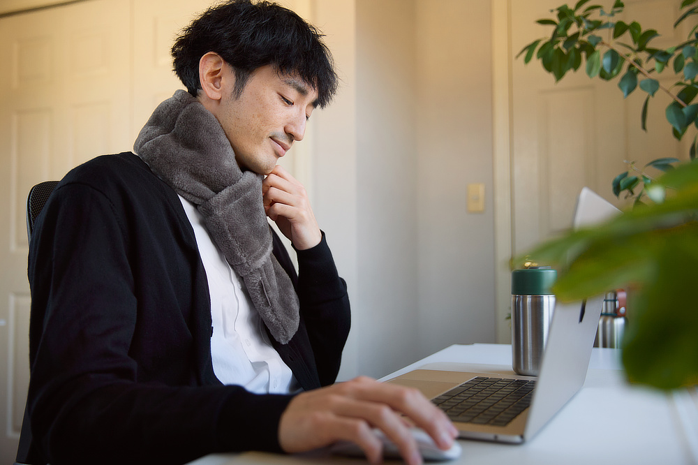 家の中では「あずきピロー」を入れて「プチ毛布 兼 カイロ」として。外では「あずきピロー」を外して、おしゃれな「ボアマフラー」として。｜SERENE（シリーン）のメリノウール100%あずきピロー入りの「ボアマフラー」