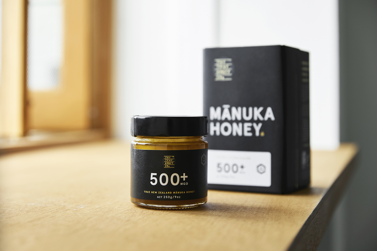 最高レベルMGO1900を生産できる、ニュージーランドでも数少ないブランドとして、UMFHA（UMF™ハニー協会）に登録されている『トゥルーハニー』｜医療用グレード、最高レベルMGO1900を生産できる、UMFHA認定のトゥルーハニー社の「マヌカハニー（マヌカ蜂蜜）」「マヌカロゼンジ（のど飴）」ニュージーランド産