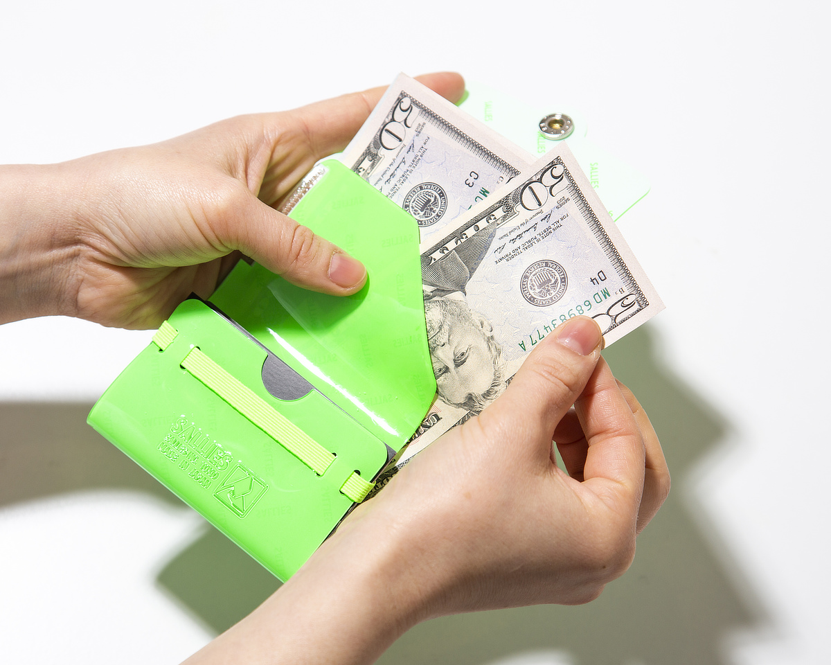 より軽くコンパクトに、お金を出し入れしやすく、たくさん収納できるミニマム構造がかなえる、軽量＆収納力の「ミニ財布」｜SALLIES