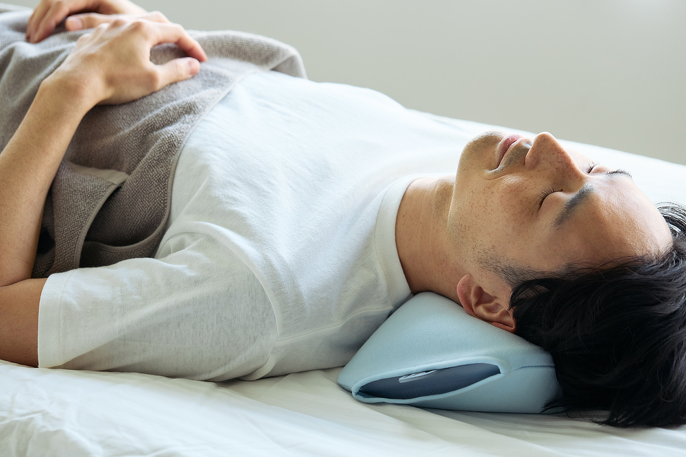 仕事疲れや考えごとで、アタマがカーッと熱くなっている時に。発熱時や猛暑、昼寝にきもちいい。おしゃれなシリコン製水枕｜シリコンウォーターピロー（奈良・大和高田市の浪華ゴム工業）