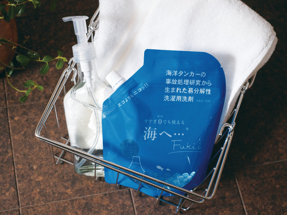 落ちにくい泥や血液、襟・袖の汚れには「海をまもる シャチッとスプレー」がおすすめ｜洗濯が驚くほどラクになるから家事の時短に！洗い分け不要・すすぎ不要のマルチ洗剤。環境に優しいエコロジーなランドリー洗剤「海へ」「森と」（がんこ本舗）