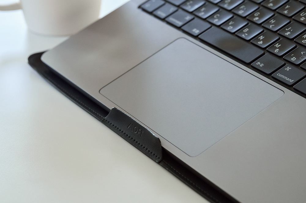 内部マグネットのおかげで、軽い力でピタッとセッティングできる|PCケースがそのままスタンドに!目線が上がって姿勢ラクラクな「多機能ノートPCケース(14インチ)」|MOFT(モフト)