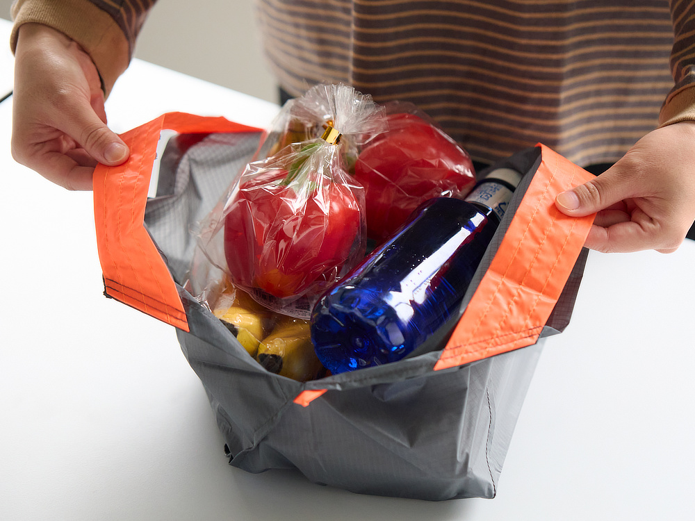 収納力も抜群でコンパクトにたためる1秒で開いて、広い底マチが出現！自立するから、両手で荷づくりできる『ORIBA（オリバ）』のエコバッグ