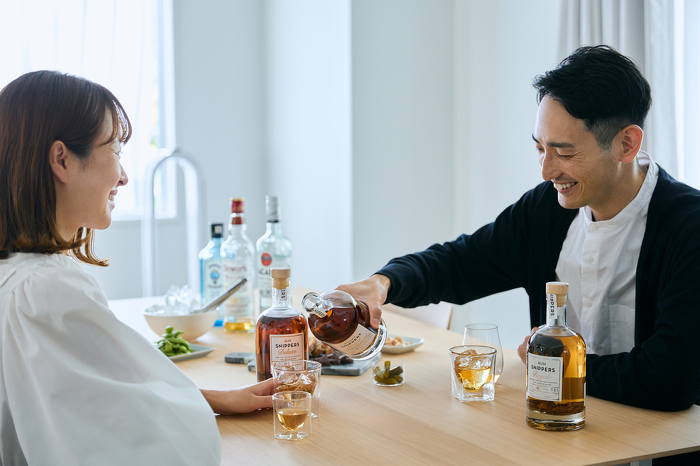 バリエーションは「ウイスキー」、「ジン」、「ラム」の3種|ウイスキーやドライジン、ホワイトラムなどのお酒を、ボトルの中で樽熟成できるオーク樽のウッドチップ入りボトル|SNIPPERS(スニッパーズ)