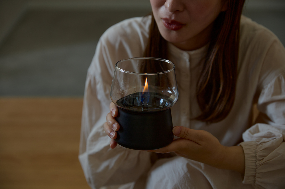 使用後は掃除要らずでとても手軽｜お家のテーブルで焚き火気分を味わえる卓上ランプ「TENDERFLAME（テンダーフレーム）」