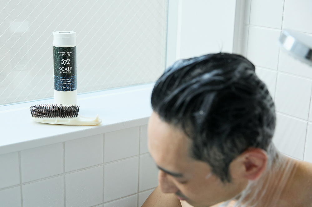 髪がイキイキ！男性向け薬用シャンプー｜男性の髪と頭皮のための『572（ゴーナナニ）』のシャンプー、トリートメント、育毛剤、スカルプブラシ