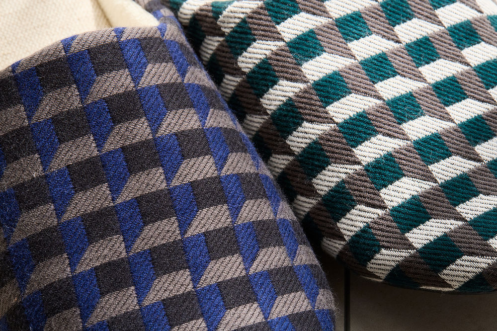兵庫県・西脇市の播州織り工場の残糸を集めて、『LOOM & SPOOL』がイチから作り上げたテキスタイル｜足裏も指先もサラサラで歩きやすい。部屋にあるだけで家の中が夏らしく変わるスリッパ｜LOOM & SPOOL（ルームアンドスプール）