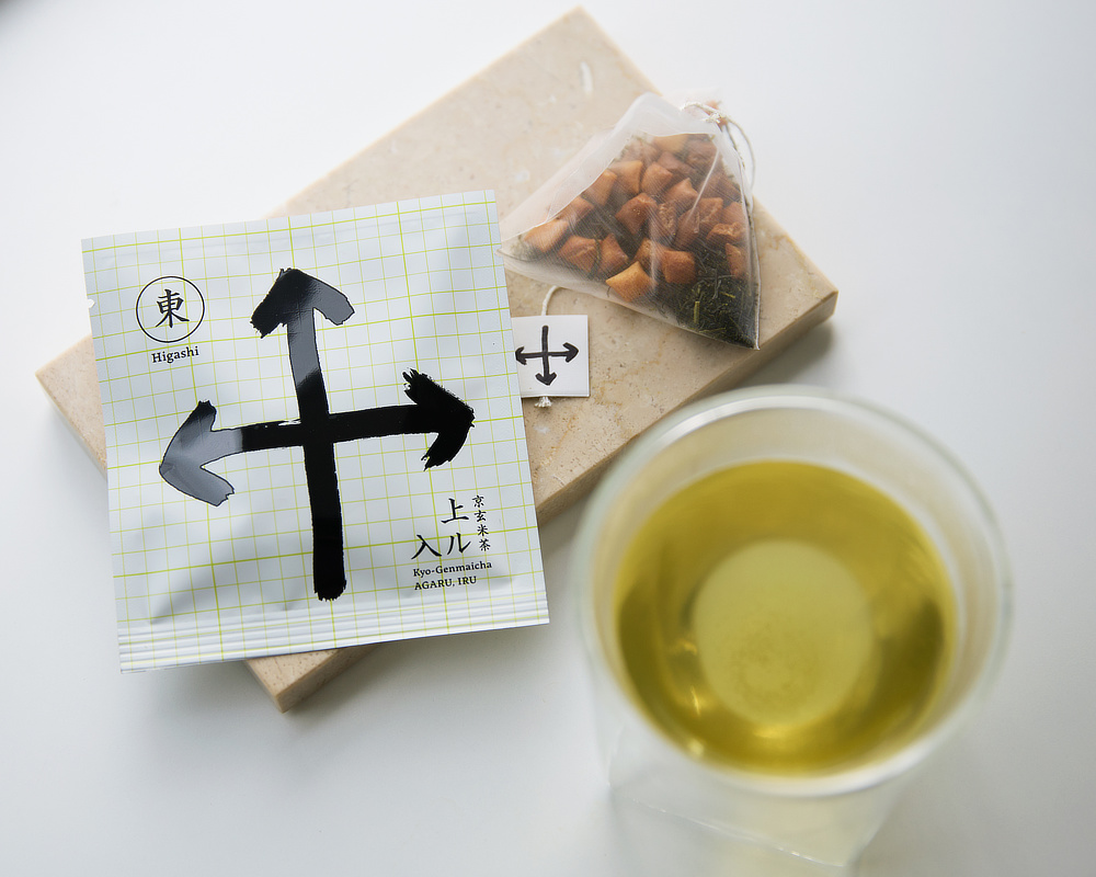 煎茶ベースの玄米茶「東」。「炒り餅」の香ばしさに負けない、さわやかな香りが特徴|備長炭でていねいに炙った、おこげが香る炒り餅をブレンドした、玄米茶の原点『京玄米茶 上ル入ル(アガルイル)』の玄米茶・日本茶|京都・宇治田原製茶場
