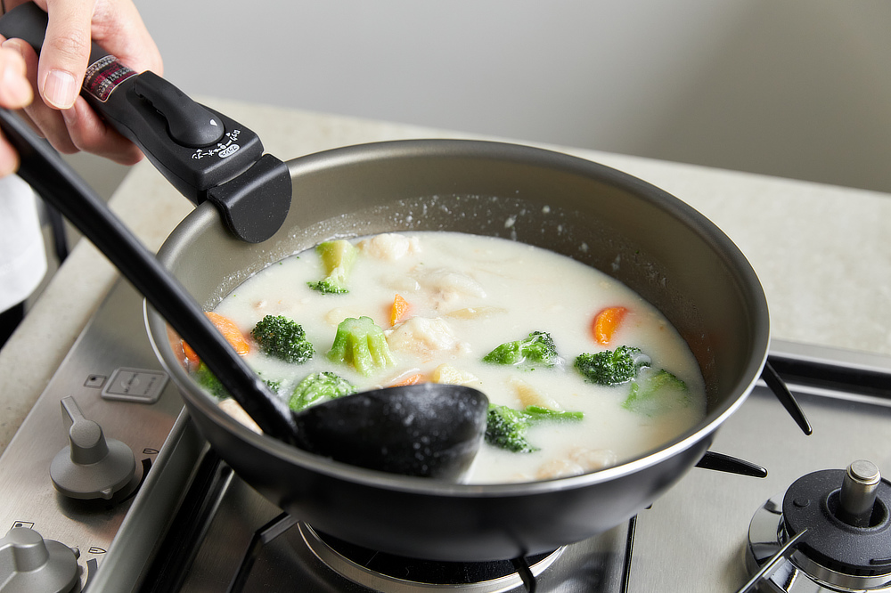 汚れやこびりつきもサッと拭きとれる｜食材がくっつかない、焦げつかないフライパン（調理器具・道具・キッチンツール）｜『SURUTTO（スルット）』