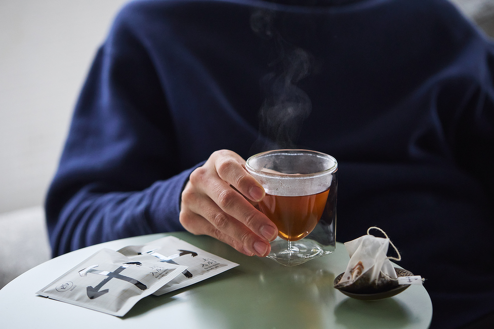いい香り〜!おせんべいみたいに香ばしい!MONOCOスタッフみんながその玄米茶の香ばしさに驚き、声をあげていました。|備長炭でていねいに炙った、おこげが香る炒り餅をブレンドした、玄米茶の原点『京玄米茶 上ル入ル(アガルイル)』の玄米茶・日本茶|京都・宇治田原製茶場