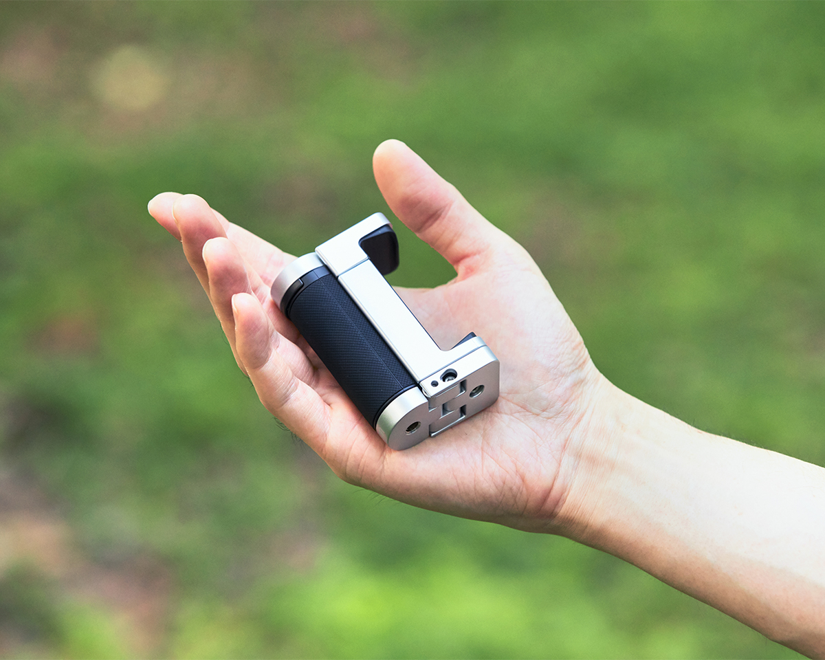 これひとつでスマホ撮影の可能性が広がるほど機能的なのに、手のひらにすっぽり収まるくらいコンパクト|一眼レフのような安定感、自撮り棒にもなる。マルチに使える、スマホスタンド・多機能グリップ|ShutterGrip 2(シャッターグリップ ツー)