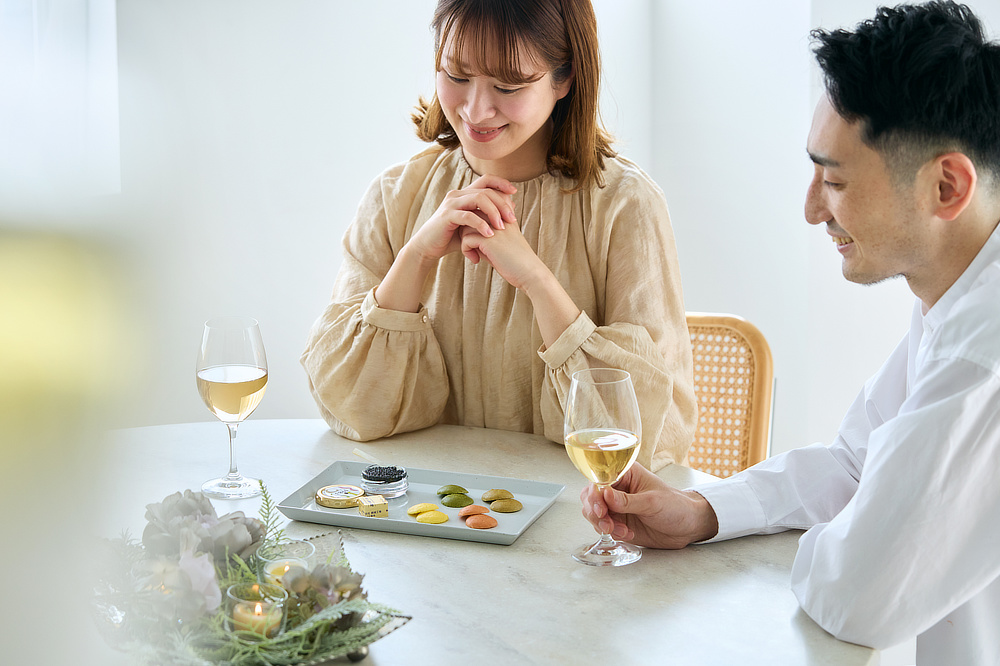 記憶に残る贈り物になる、深くて濃い旨みととろけるような口溶けの逸品｜贈り物、プレゼント、ギフトに。国産クラフトキャビアと味つきブリニのセット｜1983 J.CAVIAR（ジェイ キャビア）