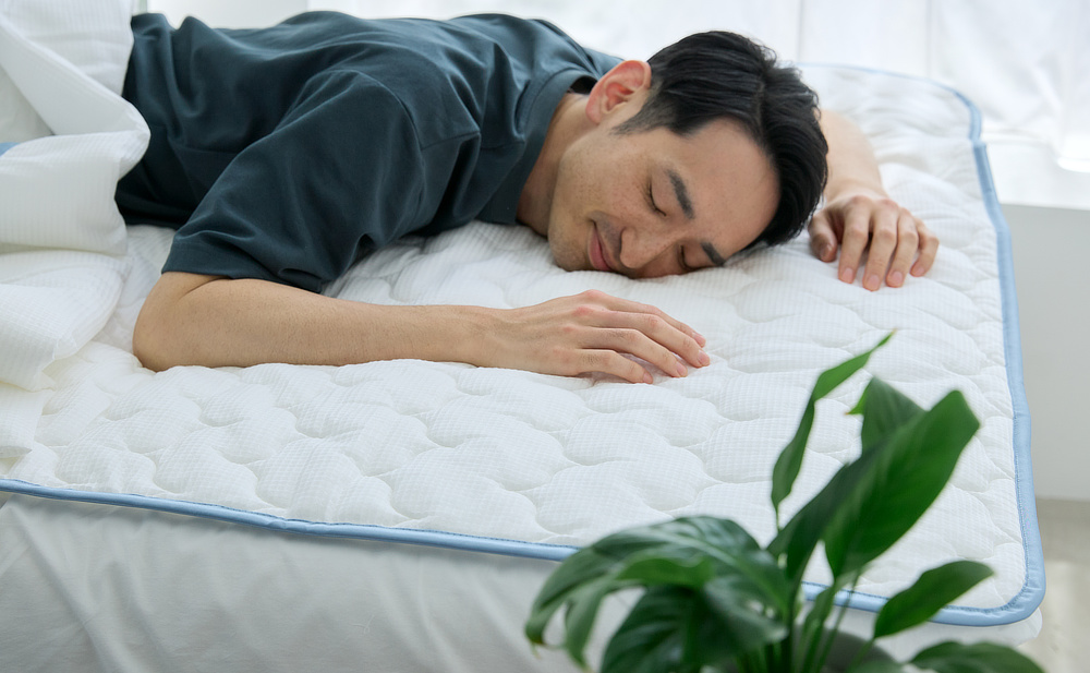 肌に触れた面から、体中へ、心地よいヒンヤリ感｜熱帯夜も、心地よい睡眠。驚くほど「しっとり冷たい」寝心地の冷感夏の掛け・敷きふとん｜The ICE 27（ザ・アイス・トウェンティーセブン）