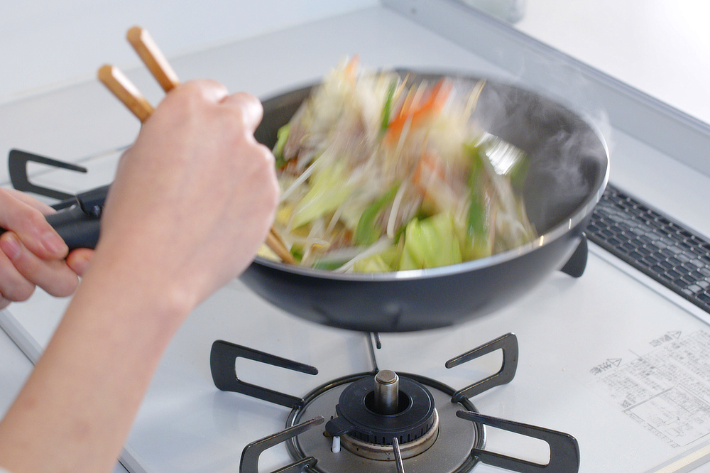 炒める、焼く以外に、カレーやシチューを煮込む、パスタや野菜を茹でるのも大の得意｜食材がくっつかない、焦げつかないフライパン（調理器具・道具・キッチンツール）｜『SURUTTO（スルット）』
