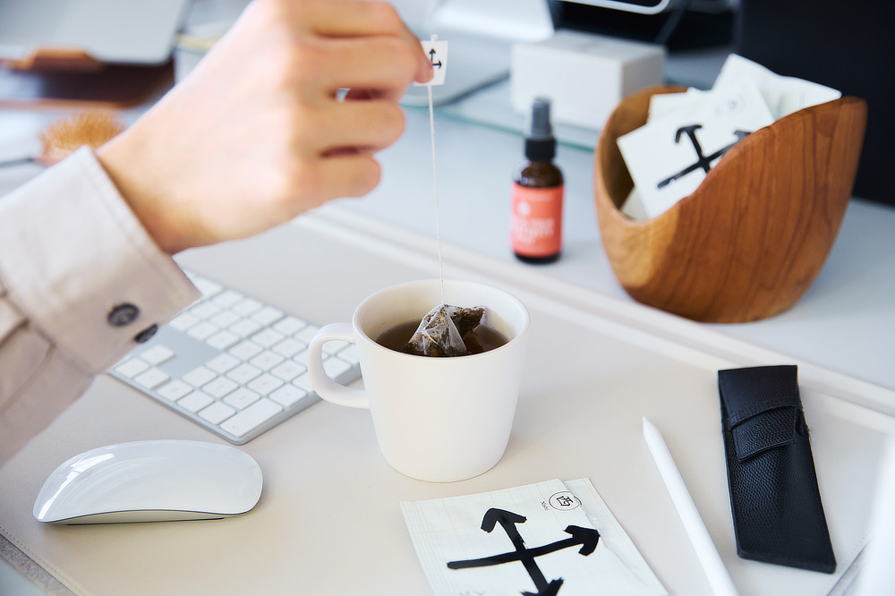 誰でも簡単に淹れられるよう考えられたティーバッグタイプのお茶だから、難しいルールも作法もありません。|備長炭でていねいに炙った、おこげが香る炒り餅をブレンドした、玄米茶の原点『京玄米茶 上ル入ル(アガルイル)』の玄米茶・日本茶|京都・宇治田原製茶場