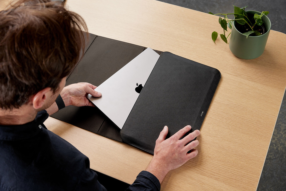 これまでになかった、MacBook・ノートパソコン用のスリーブケース。｜Orbitkey（オービットキー）のビジネスツール『Orbitkey Compendium（コンペンディウム）』と、『Orbitkey Laptop Sleeve（ラップトップスリーブ）』