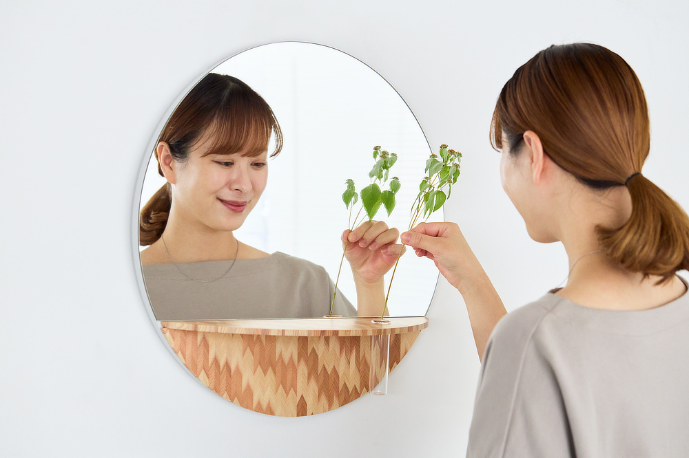 杉の木のミラーに、草花をあしらった“小さな自然”に、いつでも触れられます。｜日本のミマツ工芸による佐賀の杉を選び抜いて作った家具『NENRIN（年輪）』｜ウォールミラー・鏡