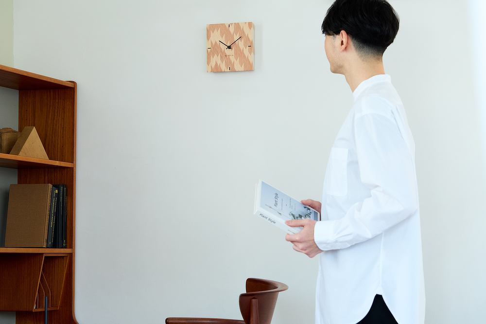 幸せを祈る『NENRIN CLOCK』は、家族や親しい友人、会社や長年の取引先といった、大切な人たちへの贈り物に、選ばれ続けています。｜青海波は「いつまでも穏やかな暮しが続くように」、矢羽は「立身出世、武運、繁栄」。佐賀産の杉で組み上げた、縁起の良い壁掛け・置き時計「年輪時計」｜NENRIN CLOCK