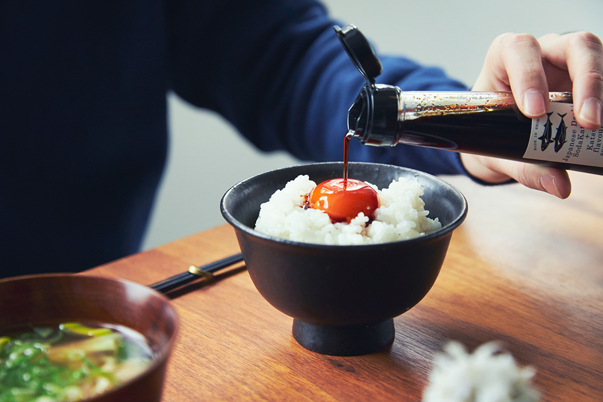 炊きたてご飯や餃子のタレやドレッシングにしても絶品！うまみが凝縮！いつもの調味料が宗田節で輝きだす、つぎ足して使える「だし醤油＆だし酢（化粧箱入り）」｜SHIMANTO DOMEKI COMPANY