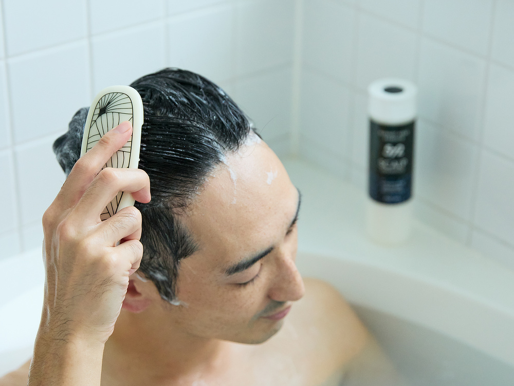 片手で「プロのヘッドスパ」級の爽快感|男性の髪と頭皮のための『572(ゴーナナニ)』のシャンプー、トリートメント、育毛剤、スカルプブラシ