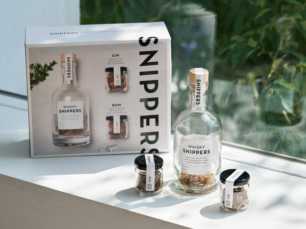 お酒が苦手なMONOCOスタッフでも、「SNIPPERSの熟成酒ならおいしく飲める!」と評判|ウイスキーやドライジン、ホワイトラムなどのお酒を、ボトルの中で樽熟成できるオーク樽のウッドチップ入りボトル|SNIPPERS(スニッパーズ)