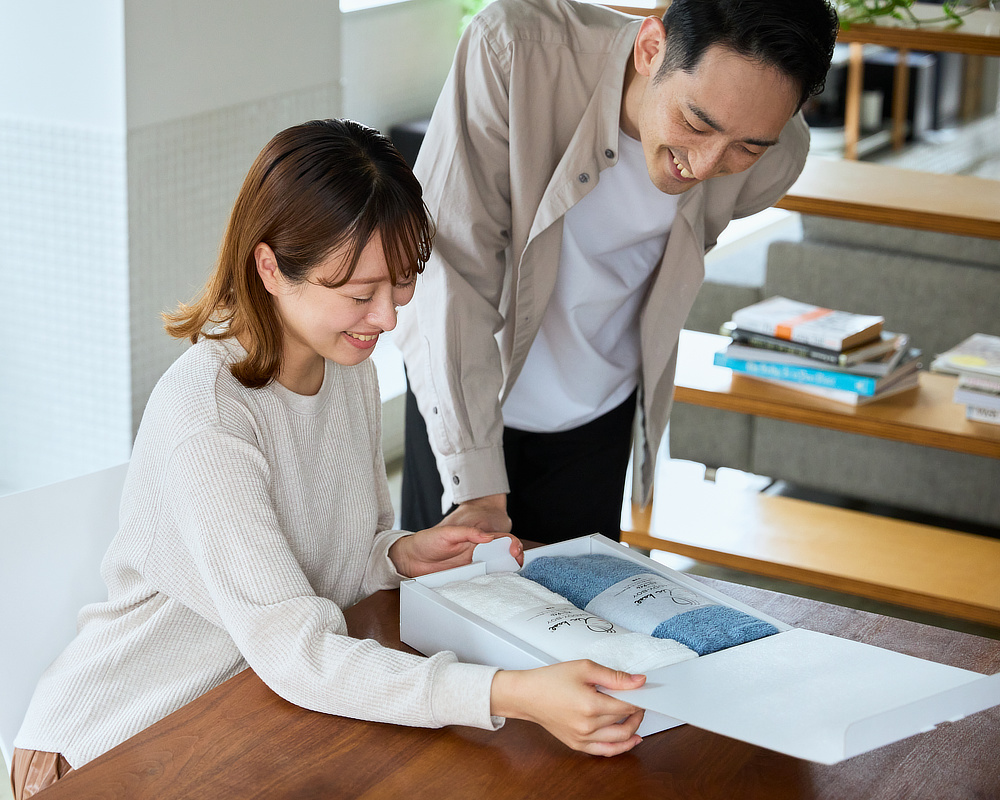 どんな人も使いやすいバスタオルだから、新築祝いや結婚祝いのプレゼントにもぴったり｜洗濯するたびフワフワ、吸水力バツグンなのに乾きが速い。綿100％バスタオル｜岐阜・浅野撚糸