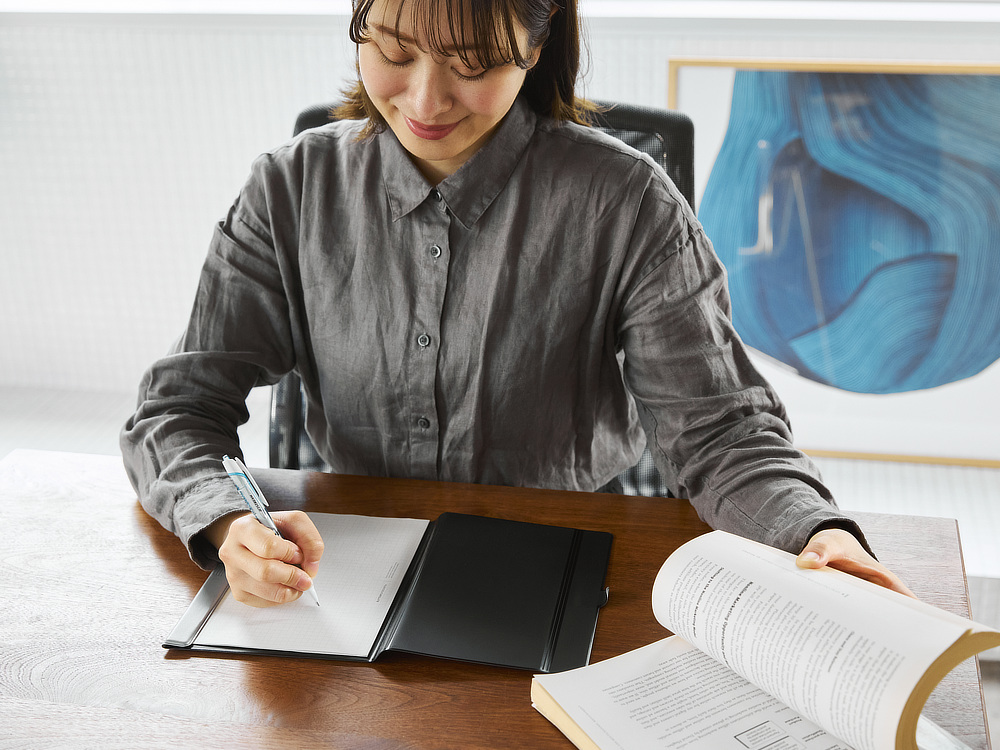 気軽にドンドン書いて、保存できて、いらなくなったら捨てる。電車でも寝床でも、ずっと考えているので、どこでも思いついたら、すぐ書ける。|裏紙も、コピー用紙も、図面も、契約書も、なんでも挟むだけで、1冊のノートに。紙もペンも挟んで持ち歩けるから、どこでも書ける「クリップボード・ノート」|ペーパージャケットflex