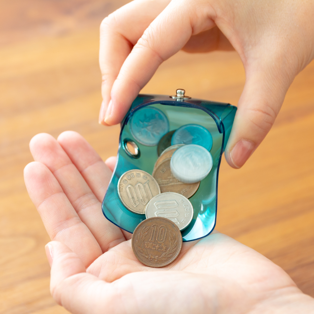 より軽くコンパクトに、お金を出し入れしやすく、たくさん収納できるミニマム構造がかなえる、軽量＆収納力の「ミニ財布」｜SALLIES