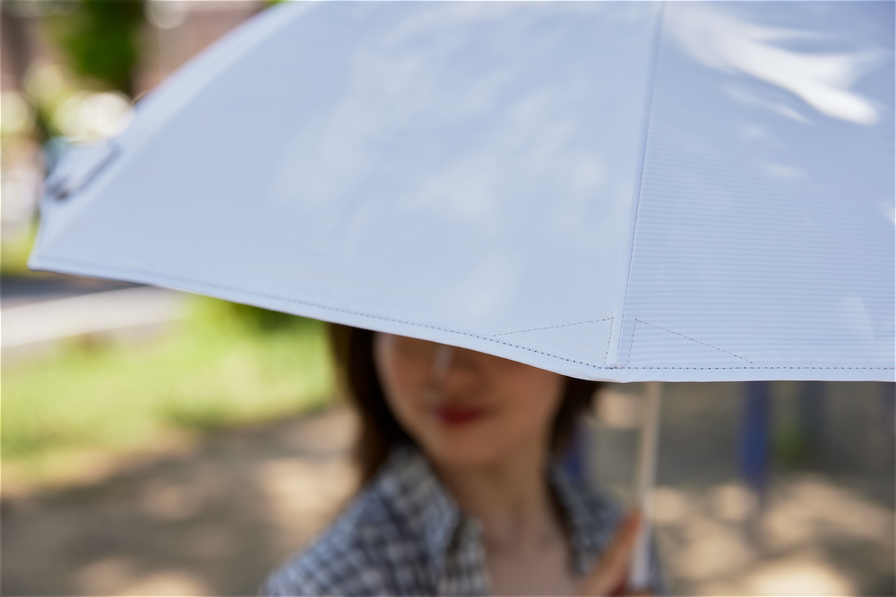 コンパクトかつ軽量｜強い日差しも熱もブロックするから夏の暑熱ストレスを減らします。チタンを練り込んだ生地を使った、晴雨兼用傘『+TIC COOL SHADE（プラスチック クールシェイド）』