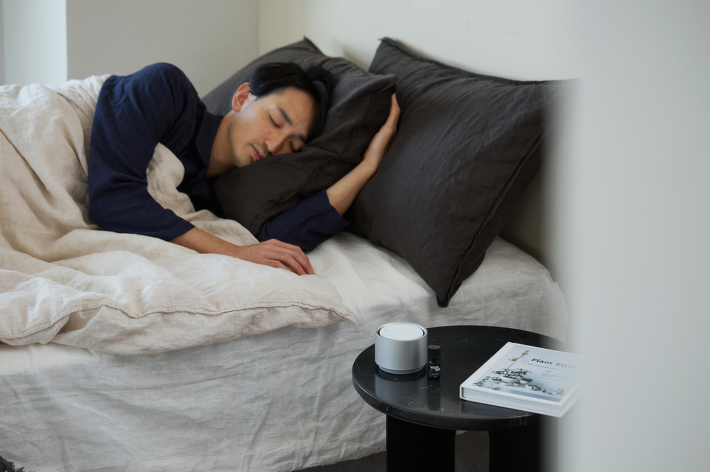 OPEN AIR｜虫が気になる季節にぴったりな調香で、おやすみ前のベッドサイドでも｜香炉やオブジェのような洗練されたデザイン。水なし・コードレスで使えるアロマディフューザー｜WEEK END（ウィークエンド）