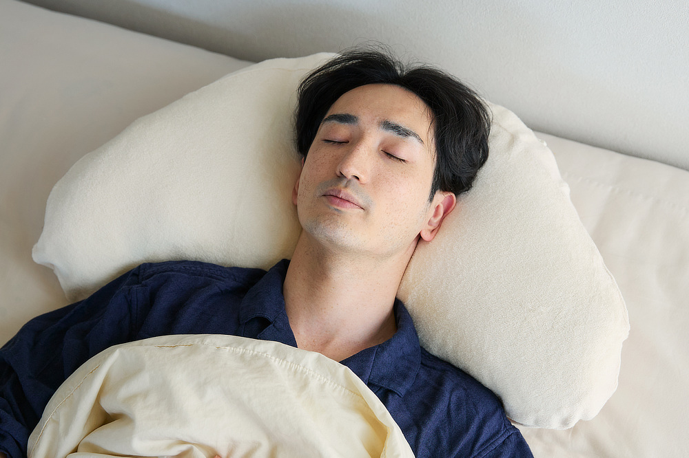 仰向けでも快適に頭を支えられる。横向き寝 専用枕『YOKONEGU Premium(ヨコネグプレミアム)』(抱きまくら)