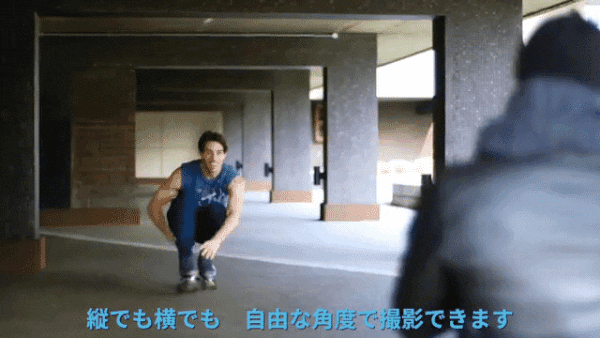 グリップ部分を開くと、動きながらの動画撮影に便利なハンドグリップモードに｜一眼レフのような安定感、自撮り棒にもなる。マルチに使える、スマホスタンド・多機能グリップ｜ShutterGrip 2（シャッターグリップ ツー）