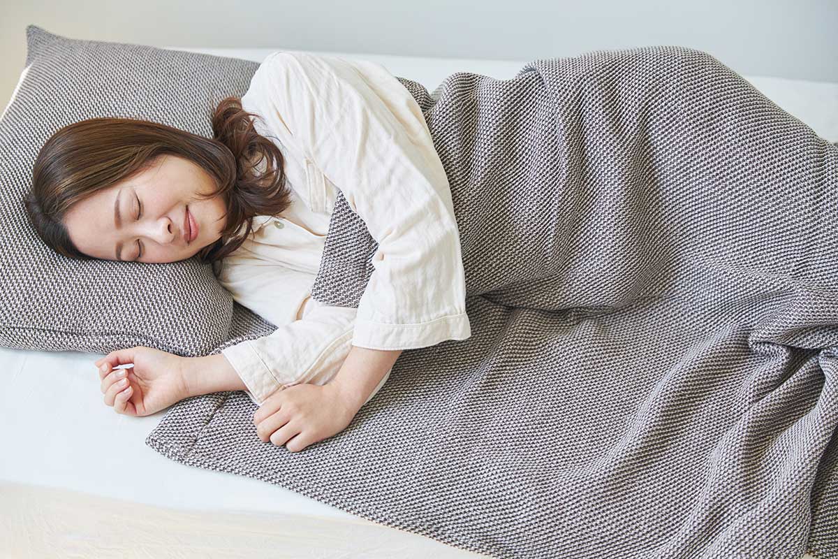 大阪泉州の後晒しでふわふわの感触(日本製)。「熟睡」を追求した凹凸状のハニカム織りのハニカムケット(ワッフルケット)