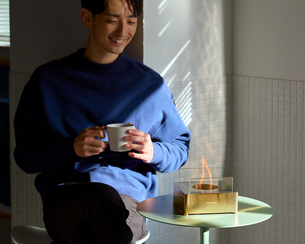 煙も、においも、火の粉も出ないから、リビングで、ベランダで、アウトドアで、どこでも焚き火ができる｜踊る炎、輝く金色にうっとり。金管楽器メーカーがつくった「バイオエタノールランプ」｜BRASSCENE（ブラシーネ）