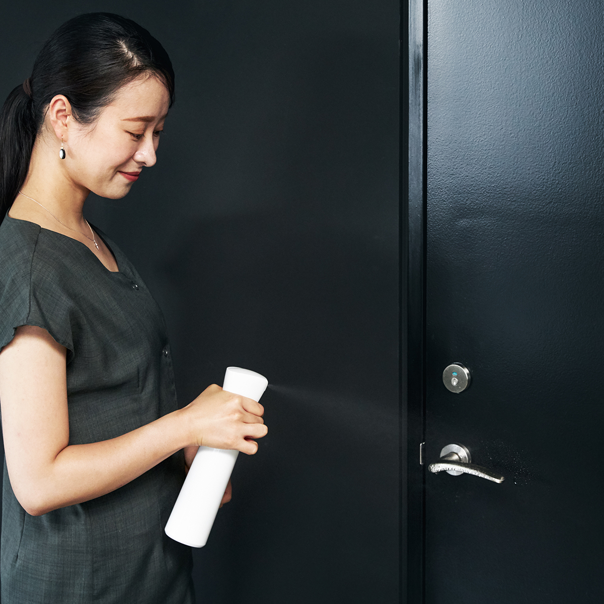 暑さに湿気、おうち時間が増えて、あっという間に、水回りはピンク汚れとカビ、玄関やトイレは匂うし、ソファは汗でじっとり。これからは、掃除の後に『CELSION（セルシオン）』で、抗菌コートの習慣を。「マイクロミストスプレー」｜CELSION（セルシオン）