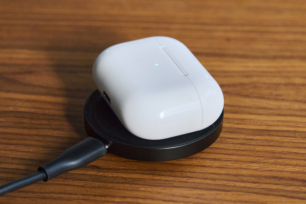 お手持ちのACアダプターがあれば、外出先でほぼすべてのApple製品が充電できる|iPhone・Apple Watch・AirPodsのワイヤレス充電がひとつに!強い磁力でカンタン設置できる、MagSafe対応スマホリング充電器|MaGdget(マジェット)のチャージリング