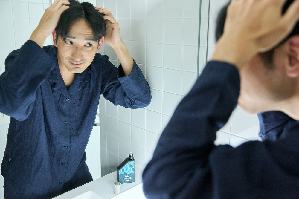 男性の皮脂腺の数は、女性にくらべて、約1.4倍も多いので、皮脂も汗もたっぷり｜男性の髪と頭皮のための『572（ゴーナナニ）』のシャンプー、トリートメント、育毛剤、スカルプブラシ