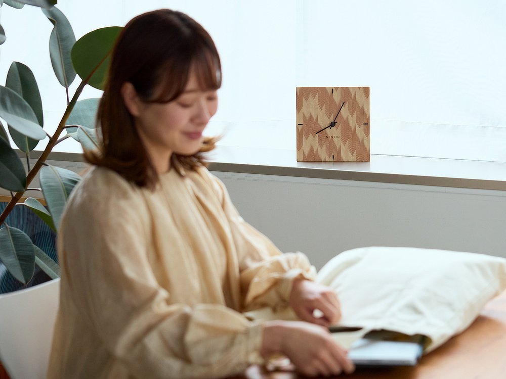 杉の個性を活かした、たったひとつの時計｜青海波は「いつまでも穏やかな暮しが続くように」、矢羽は「立身出世、武運、繁栄」。佐賀産の杉で組み上げた、縁起の良い壁掛け・置き時計「年輪時計」｜NENRIN CLOCK