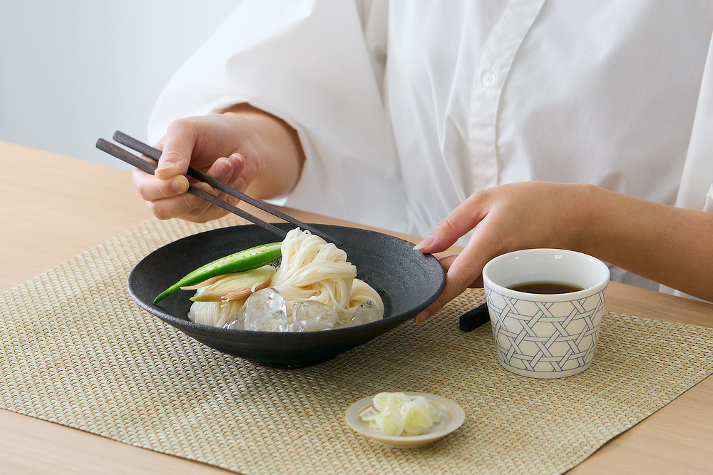 コシは強く、舌触りはなめらかに。ゆで上がり艶やか、最後のひと口までツルッツル｜帰省の手土産、暑中お見舞いに、夏の贈り物に。1年熟成のコシと舌触り「揖保乃糸 ひね特級」｜揖保乃糸（ミニ木箱入り）