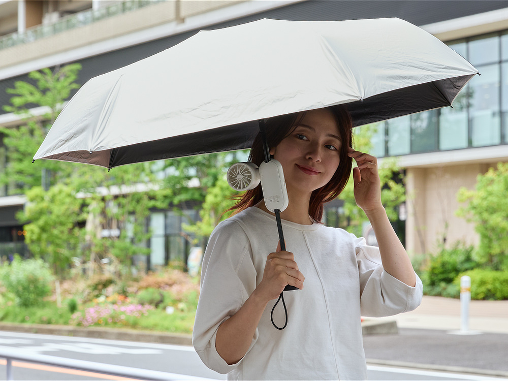 《日傘クリップファン》日傘に装着、狙った角度で送風できるハンズフリーファン「1°Go（イチドゴー）日傘クリップファン」｜Momax