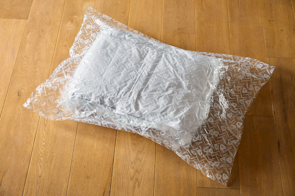 羽毛のように潰れる心配がないから、圧縮梱包でお届け。来客用や災害時の備蓄用としてもおすすめ｜軽い！暖かい！プロ向け防寒着から生まれた「人工羽毛布団」｜プリマロフト