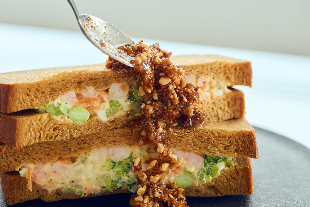ペペロンチーノやカルボナーラ、サンドイッチは、いっそう味わい深く｜どんな料理も美味しくなる。ギフトにも喜ばれる、香り高いトリュフ入りの万能調味料「サクサクしょうゆアーモンド トリュフ風味」
