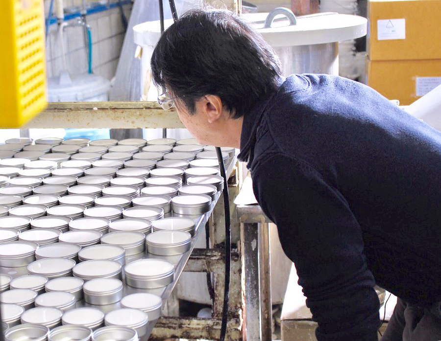 アルミ製の缶入りパッケージは、洗剤らしからぬおしゃれなルックス|白スニーカーも腕時計もフローリングもピッカピカ。みんなが夢中になる「お掃除バーム」|TOMIE
