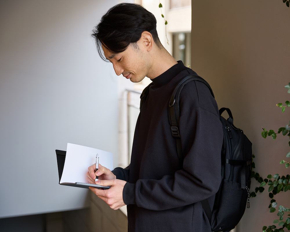 磁石を知り尽くす“磁石マスター”がつくった、『ペーパージャケットflex』。あなたの仕事を変えてくれます。｜裏紙も、コピー用紙も、図面も、契約書も、なんでも挟むだけで、1冊のノートに。紙もペンも挟んで持ち歩けるから、どこでも書ける「クリップボード・ノート」｜ペーパージャケットflex