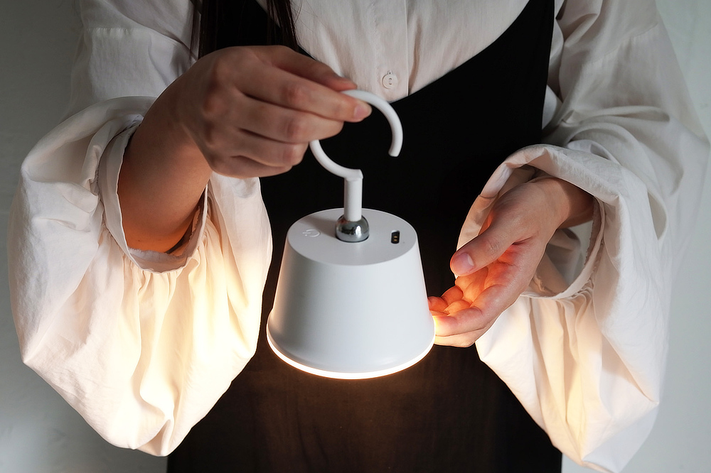 ワンタッチでランプをセットすれば、持ち歩けるランタンに変身｜突然の停電でも安心。BBQやテント内の照明、ガレージの作業灯にも。お洒落な充電式のコードレスLEDランプ『Magnecco（マグネッコ）』