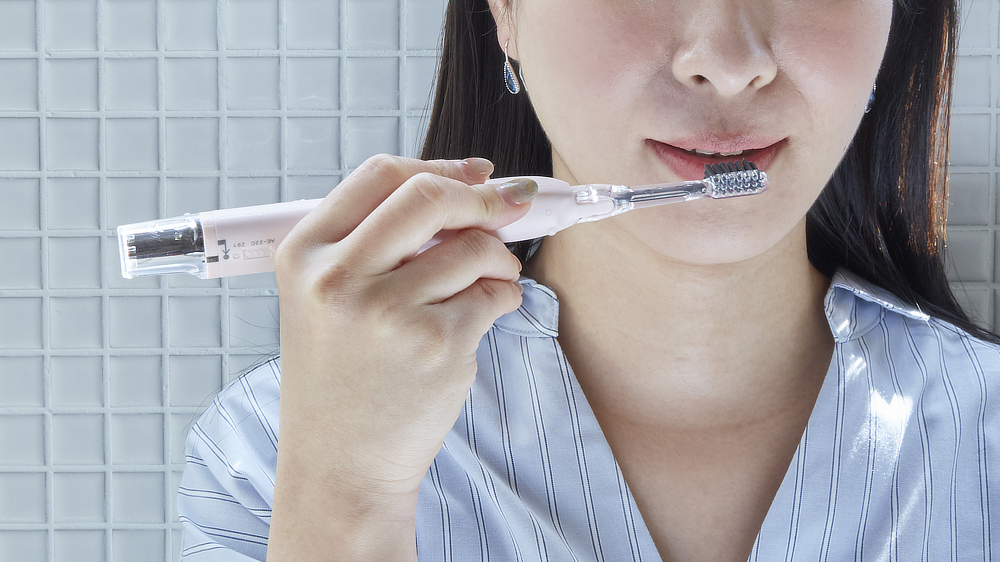歯磨き粉なしで、ここまでスッキリ感が続くなんて、こんな歯ブラシは初めて！光触媒の効果で、歯磨き粉なしでも歯垢がとれる「電動歯ブラシ」｜SOLADEY