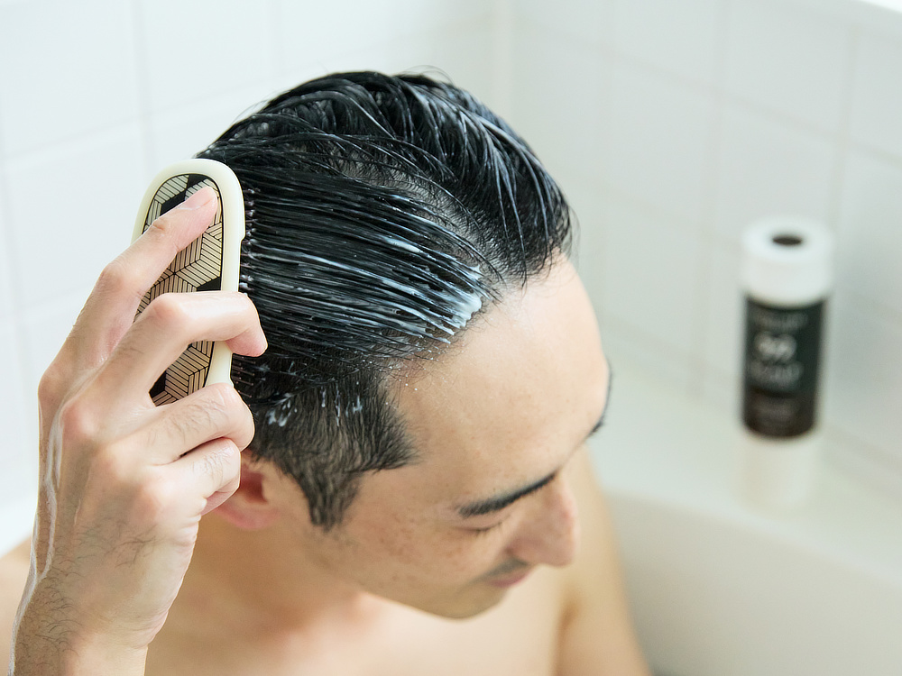 汚れ落ちも、気持ちよさも、まるで違うのに、手で洗うより、ずっとラク｜男性の髪と頭皮のための『572（ゴーナナニ）』のシャンプー、トリートメント、育毛剤、スカルプブラシ