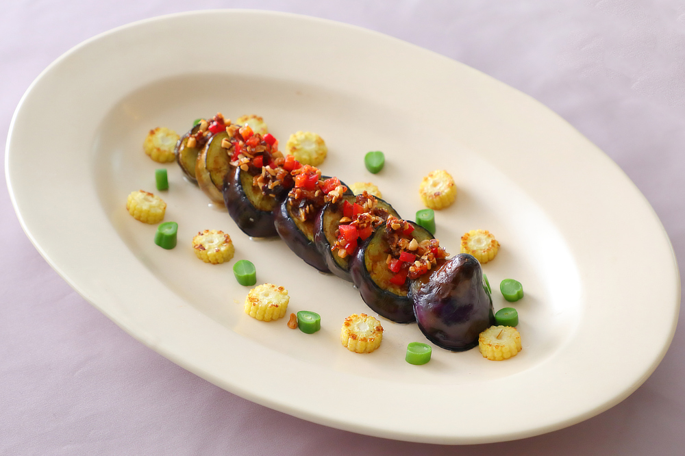 ひとさじかければ、わが家の定番料理が、新鮮な味わいに｜どんな料理も美味しくなる。ギフトにも喜ばれる、香り高いトリュフ入りの万能調味料「サクサクしょうゆアーモンド トリュフ風味」