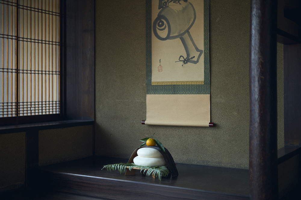 京都のとあるお茶屋さんが、鏡開きの際に割れて飛び散った鏡餅の細かなカケラを見て、「なんとかうまいこと使えないものか」と考え、それを炒って茶葉に混ぜたことがはじまりに。|備長炭でていねいに炙った、おこげが香る炒り餅をブレンドした、玄米茶の原点『京玄米茶 上ル入ル(アガルイル)』の玄米茶・日本茶|京都・宇治田原製茶場